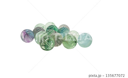 レインボーフローライト 天然石ビーズ マクロ撮影 白背景 135677072