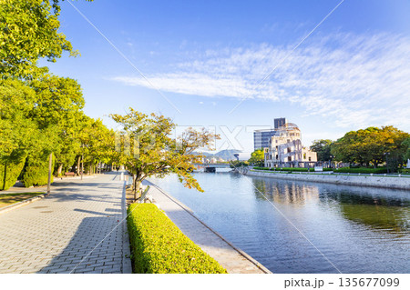 元安橋から見た原爆ドーム 135677099