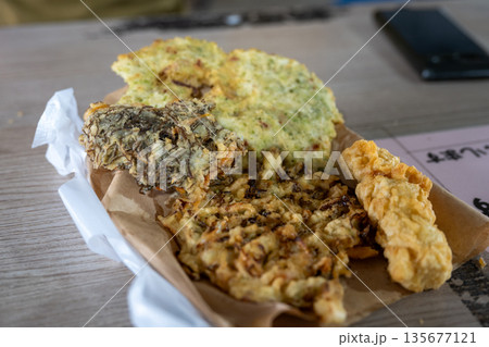 日本の沖縄県のとても美味しい食べ物 日本の沖縄県のとても美味しい食べ物 135677121