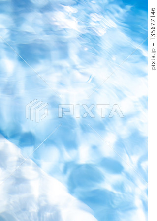 水面模様がつくるキラキラ夏色のイメージ 135677146