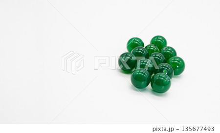 グリーンオニキス 丸玉ビーズ 白背景 マクロ撮影 グリーンオニキス 丸玉ビーズ 白背景 マクロ撮影 135677493