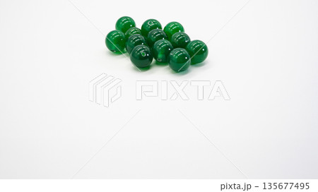 グリーンオニキス 丸玉ビーズ 白背景 マクロ撮影 135677495