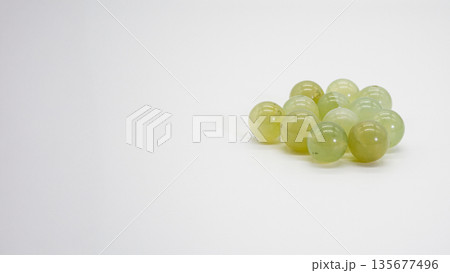 セレナイト 丸玉ビーズ マクロ撮影 白背景 135677496