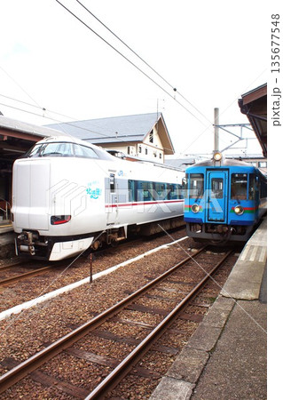 京都丹後鉄道宮福線の風景　天橋立駅　レールバス気動車（KTR700型）と287系（特急はしだて） 135677548