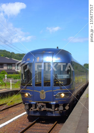 京都丹後鉄道宮福線の風景　与謝野駅　（KTR8000型　特急丹後の海） 135677557