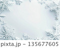 白い雪の結晶の背景 135677605
