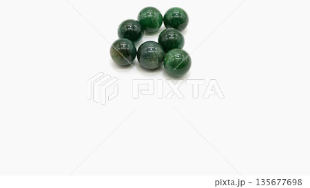 アベンチュリン ビーズ マクロ撮影 白背景 135677698