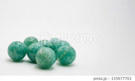 アマゾナイトの天然石ビーズ マクロ撮影 白背景 135677701