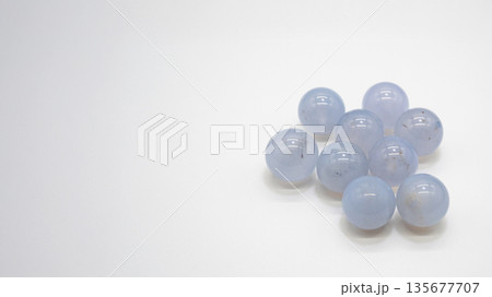 ブルーカルセドニー ビーズ 白背景マクロ コピースペース 135677707