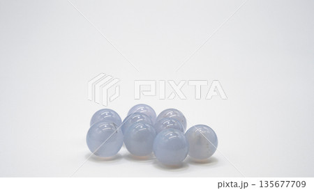 ブルーカルセドニー ビーズ 白背景マクロ コピースペース 135677709