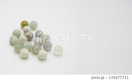 マルチカラーアクアマリン 天然石ビーズ 白背景マクロ撮影 135677711