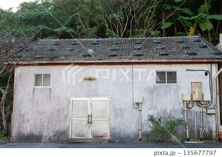 日本の沖縄県の古くてとても美しい建物 135677797