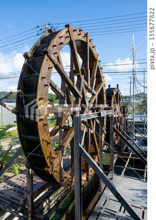 日本の沖縄県のとても美しい3連水車 135677822