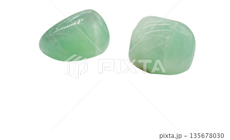 グリーンフローライト 原石 マクロ 白背景 135678030