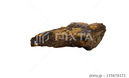 天然琥珀 原石の質感 マクロ撮影 白背景 135678171