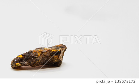 天然琥珀 原石の質感 マクロ撮影 白背景 135678172