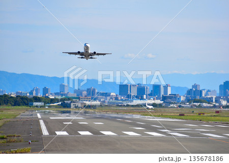 大阪空港　離陸 135678186