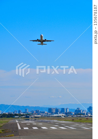 大阪空港　離陸 135678187