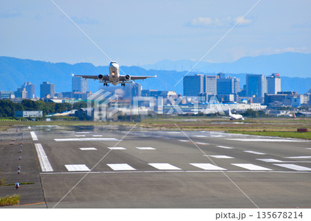 大阪空港　離陸 135678214