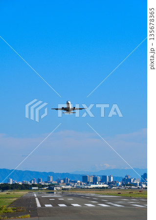 大阪空港　離陸 135678365