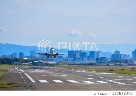 大阪空港　離陸 135678379