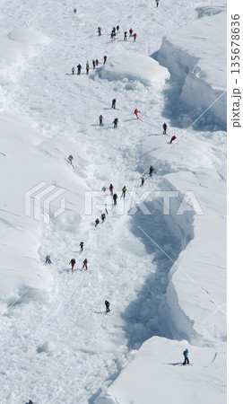 雪山に走る割れ目の俯瞰イメージ。人生の分岐や別れを象徴するクラック 雪山に走る割れ目の俯瞰イメージ。人生の分岐や別れを象徴するクラック 135678636