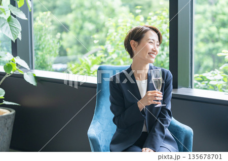 会食でお酒を飲むビジネスマン女性 135678701