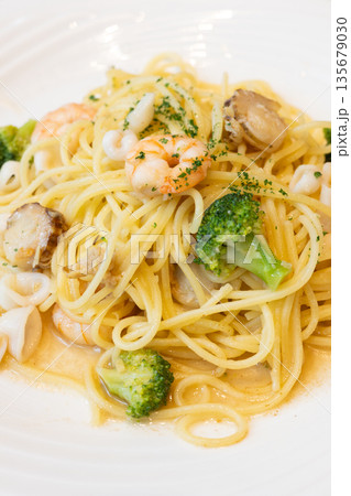 美味しい魚介類とブロッコリーのスパゲッティビアンコ 美味しい魚介類とブロッコリーのスパゲッティビアンコ 135679030