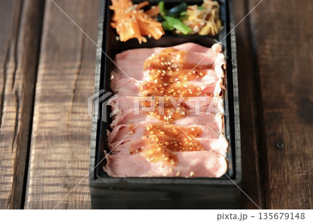 テイクアウトの使い捨て容器に入れたローストビーフ弁当 テイクアウトの使い捨て容器に入れたローストビーフ弁当 135679148