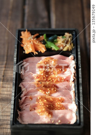 テイクアウトの使い捨て容器に入れたローストビーフ弁当 135679149