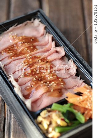 テイクアウトの使い捨て容器に入れたローストビーフ弁当 テイクアウトの使い捨て容器に入れたローストビーフ弁当 135679151