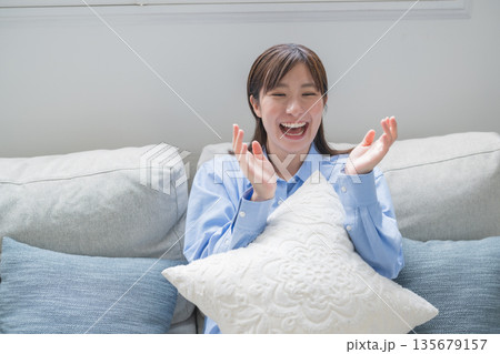 ソファーでくつろいでいる女性 135679157