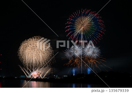 田原市の渥美半島花火大会の風景(愛知県) 田原市の渥美半島花火大会の風景(愛知県) 135679339