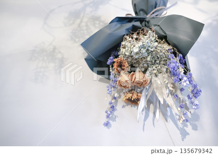 白い壁に飾られたドライフラワーの花束 白い壁に飾られたドライフラワーの花束 135679342