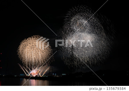 田原市の渥美半島花火大会の風景(愛知県) 135679384