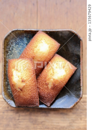 和皿に乗せた焼きたてのフィナンシェ 135679429