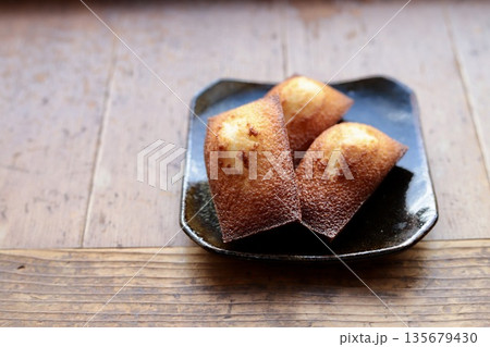 和皿に乗せた焼きたてのサクふわフィナンシェ 135679430