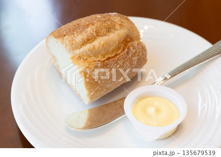 おいしいレストランのフランスパンとバター 135679539