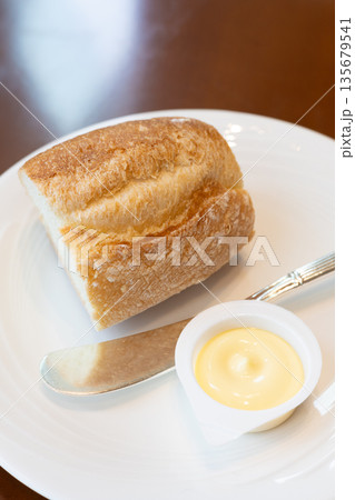 おいしいレストランのフランスパンとバター おいしいレストランのフランスパンとバター 135679541