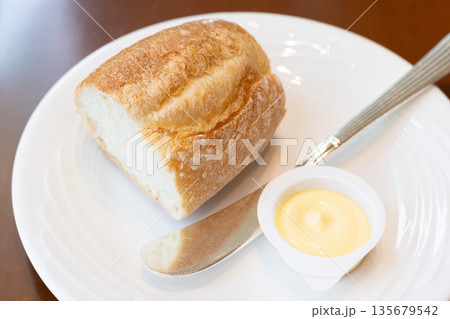 おいしいレストランのフランスパンとバター 135679542