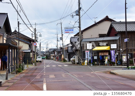 滋賀県高島市　今津の浜通りと街並み（ひょうたん亭） 135680470