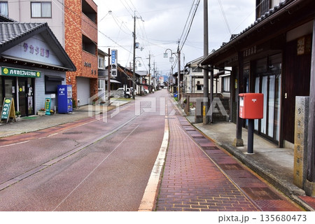 滋賀県高島市 今津の浜通りと街並み(郵便局) 滋賀県高島市 今津の浜通りと街並み(郵便局) 135680473