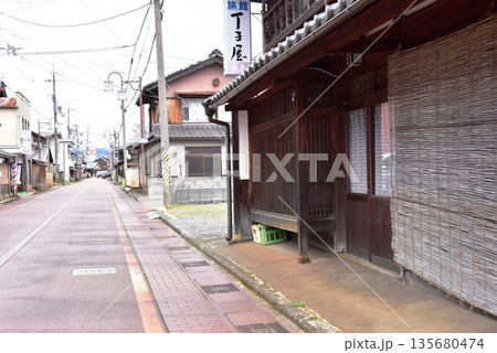 滋賀県高島市　今津の浜通りと街並み（丁子屋） 135680474