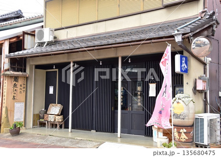 滋賀県高島市　今津の浜通りと街並み（近江茶舗） 135680475