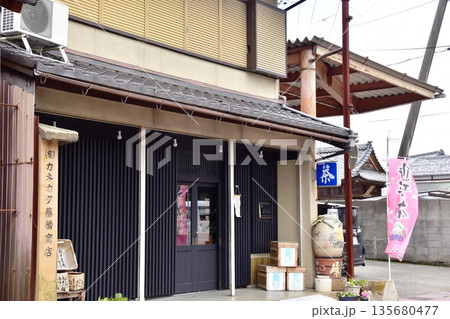 滋賀県高島市　今津の浜通りと街並み（近江茶舗） 135680477