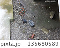川岸に捨てられたごみ 135680589