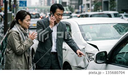 街中での自動車事故と物損事故 追突された状況を保険会社へ電話連絡する人物 リアルな事故現場 3DCG 135680704