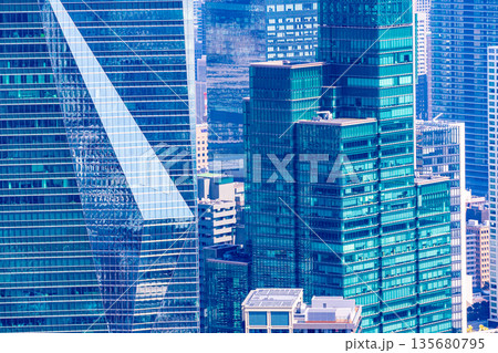 （東京都）東京都市風景　ミッドタウンの近代的なビル群 135680795