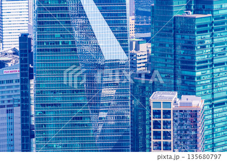 （東京都）東京都市風景　ミッドタウンの近代的なビル群 135680797