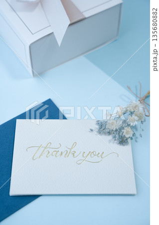 感謝の気持ちを表すメッセージカード 135680882